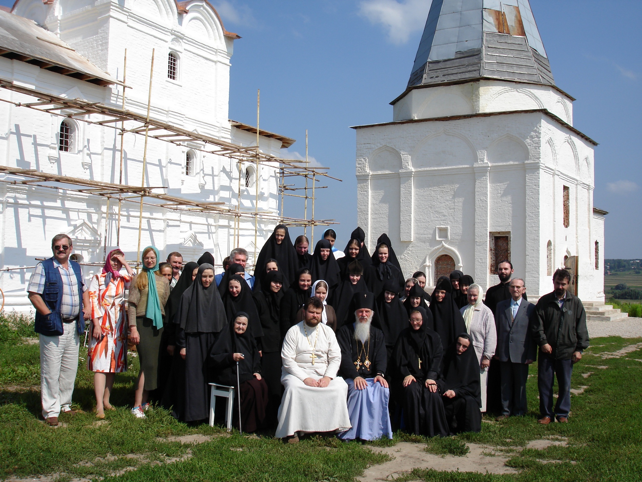 Архиепископ Георгий с сестрами и прихожанами монастыря