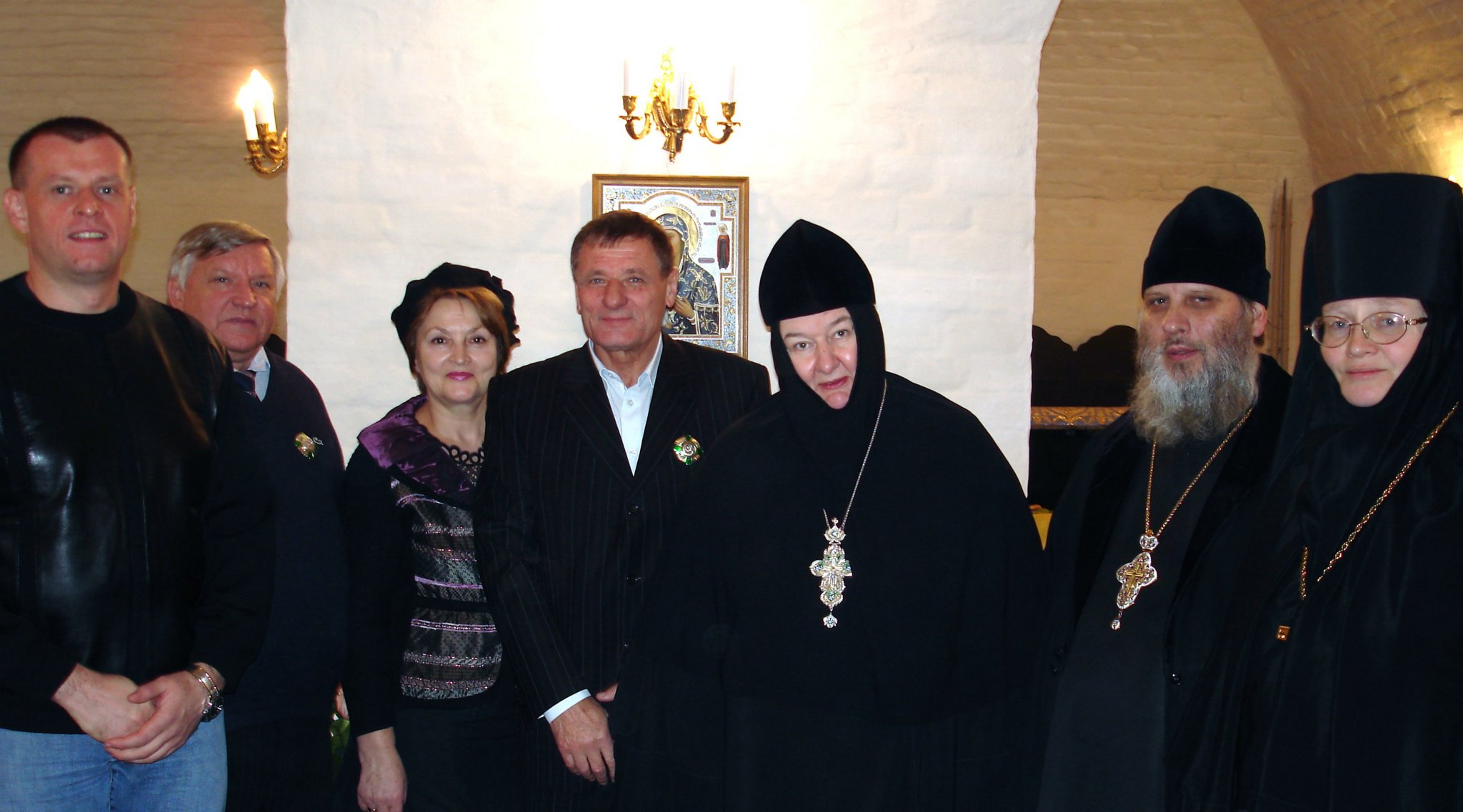 Матушки Игумения Николая и Игумения Анастасия с благодетелями монастыря