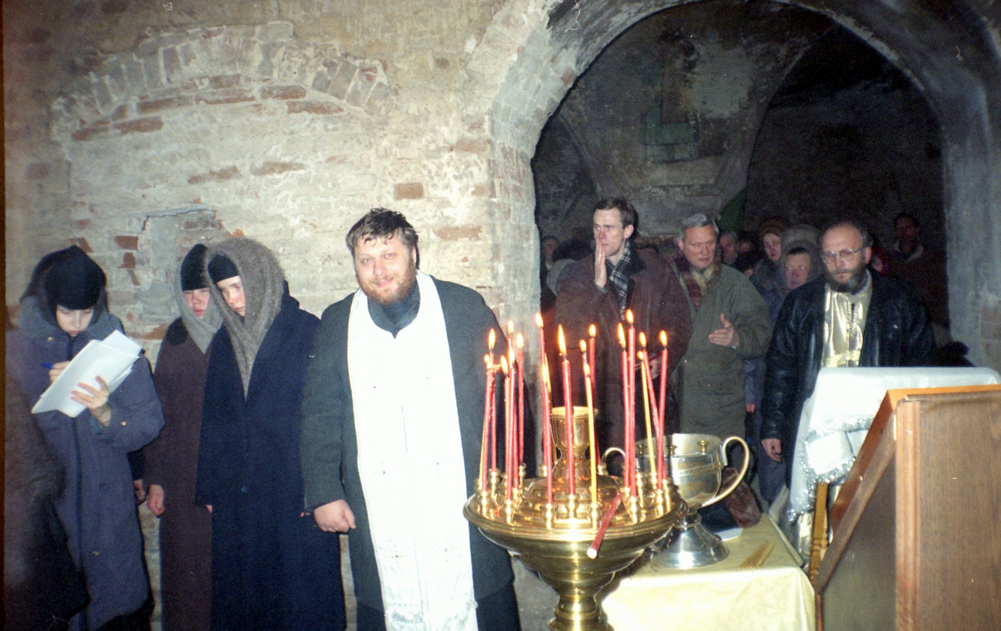 Первые молебны в разрушенном монастыре 2000 г.